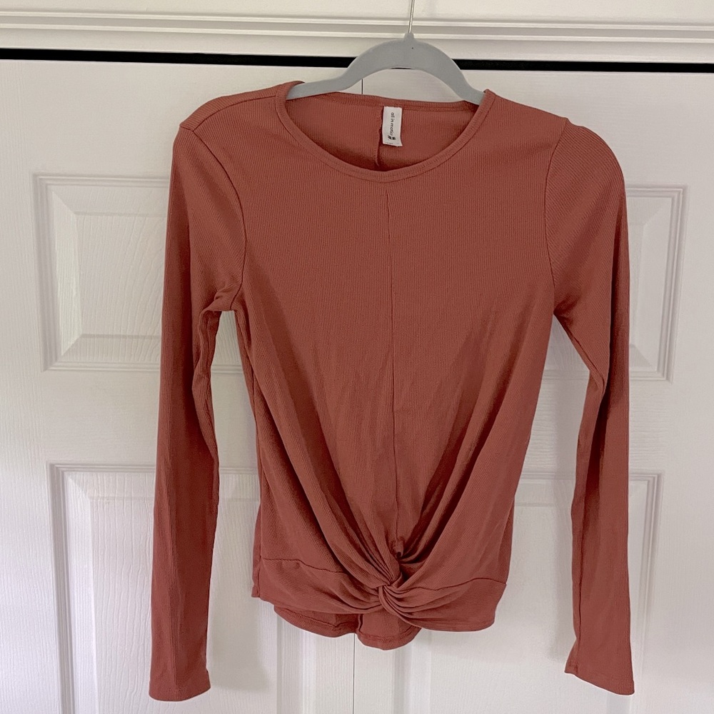 Ribbed knot front long sleeve workout shirt